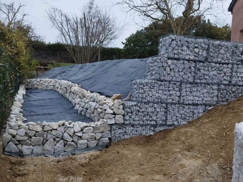 exemple 2 de réalisation pour gabions et aménagement parterre de plantation avec pierres à bâtir Granit Garcia Granulats Salies du Salat