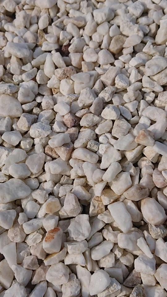 Quartz Concassé granulométrie 16/40 vendu et livré à partir d'1 tonne sur secteurs Salies du Salat et Saint-Girons par Garcia Granulats